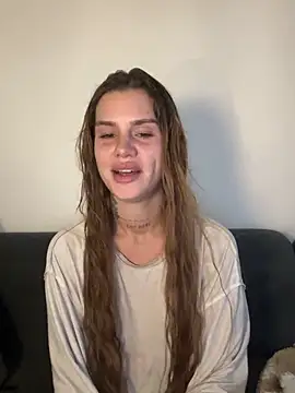 Snapshot of EmiliaCatalina chatting on April 7, 2026, 9:59 pm EmiliaCatalina online show from April 7, 2026, 9:59 pm