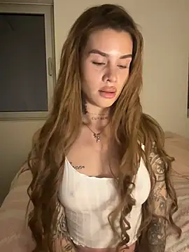 Snapshot of EmiliaCatalina chatting on May 1, 2026, 12:59 am EmiliaCatalina online show from May 1, 2026, 12:59 am