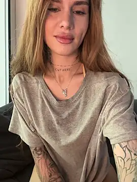 Snapshot of EmiliaCatalina chatting on May 17, 2026, 4:25 pm EmiliaCatalina online show from May 17, 2026, 4:25 pm