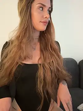 Snapshot of EmiliaCatalina chatting on May 24, 2026, 7:41 pm EmiliaCatalina online show from May 24, 2026, 7:41 pm