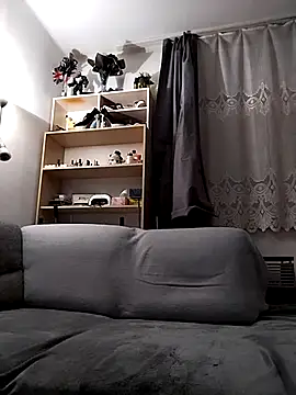 LauraBaby online show from December 15, 2025, 4:44 pm