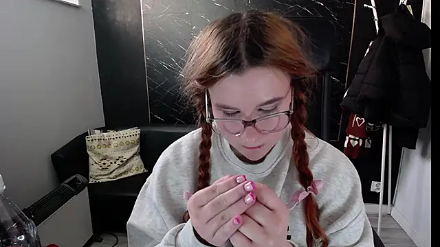 littleviki7 online show from February 13, 2025, 7:35 am