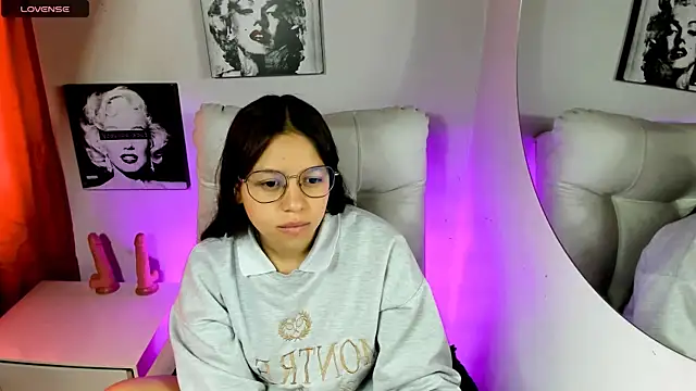 SamanthaRoldaan online show from April 8, 2026, 2:50 pm