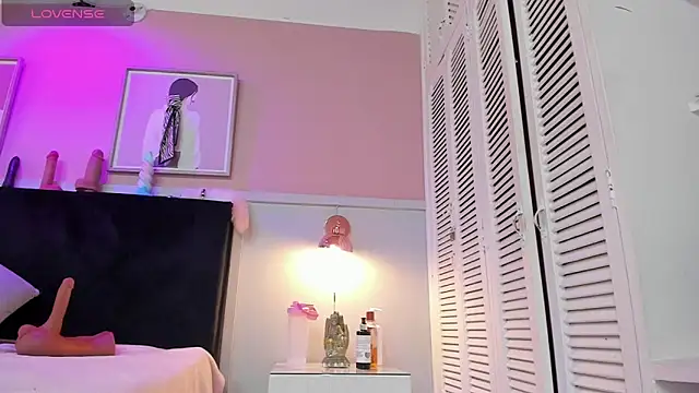 chloe watson  online show from October 25, 2025, 3:07 pm