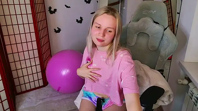 Snapshot of Beatrica_Klein chatting on November 2, 2025, 2:08 pm Beatrica Klein online show from November 2, 2025, 2:08 pm