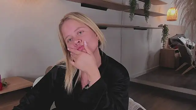 stefanny ruiz  online show from March 22, 2025, 3:20 pm