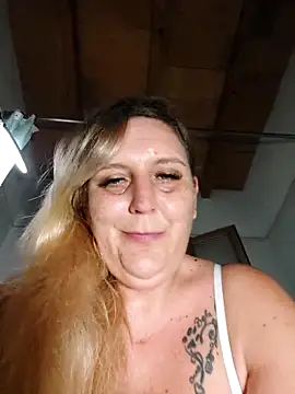 BecciDeluxe online show from November 15, 2025, 5:09 pm