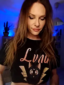 Snapshot of Luna_Kitanna chatting on September 9, 2025, 8:08 pm Luna Kitanna online show from September 9, 2025, 8:08 pm