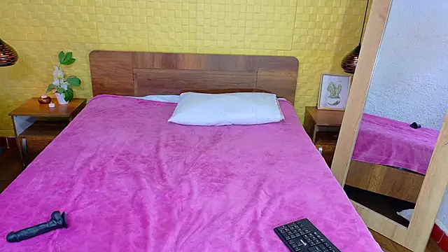 Snapshot of Mrs_booty chatting on February 13, 2025, 5:44 pm Mrs booty online show from February 13, 2025, 5:44 pm