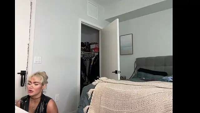 Snapshot of ElenaErickson chatting on December 22, 2025, 7:44 pm ElenaErickson online show from December 22, 2025, 7:44 pm