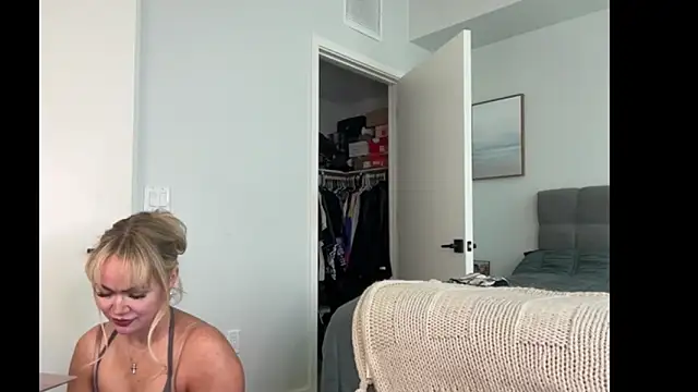 ElenaErickson online show from May 6, 2026, 8:25 pm