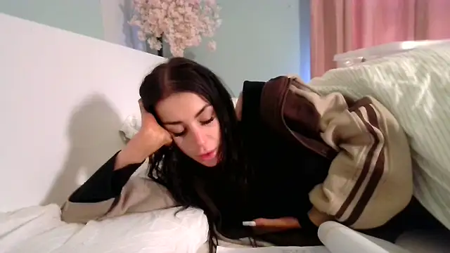 josiexcx online show from November 18, 2025, 1:04 pm