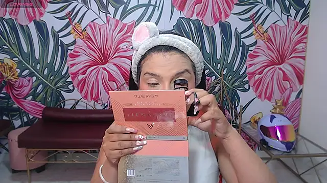 Small naughty  online show from April 12, 2026, 1:05 pm