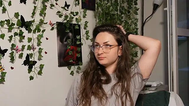 NaughtYHomemadE online show from September 12, 2025, 2:17 pm