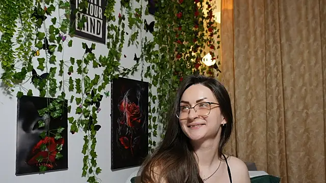 NaughtYHomemadE online show from October 24, 2025, 8:44 am