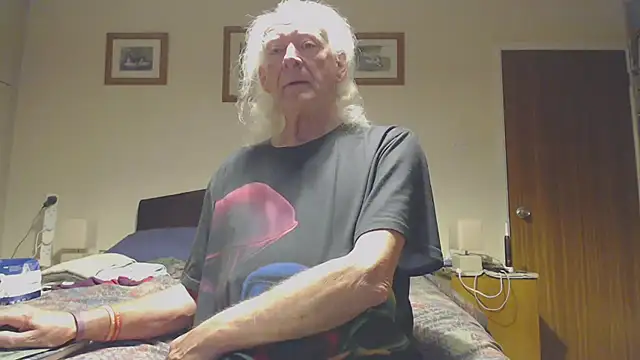 Snapshot of WaverlyKernow chatting on April 6, 2026, 2:20 am WaverlyKernow online show from April 6, 2026, 2:20 am