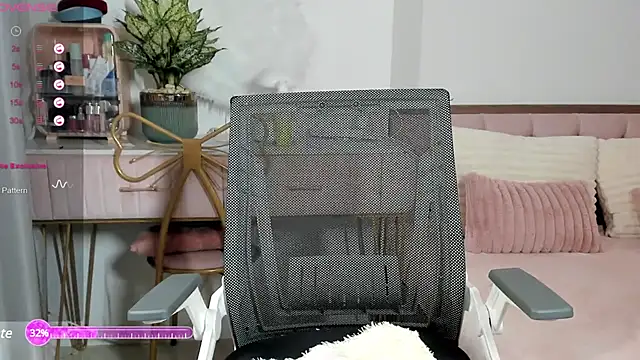Snapshot of _Joliie_ chatting on February 15, 2025, 8:01 pm  Joliie  online show from February 15, 2025, 8:01 pm