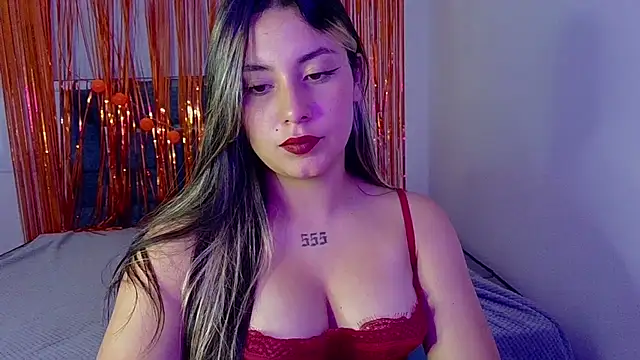 Lia 14  online show from November 6, 2025, 7:04 pm