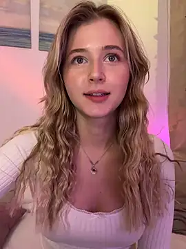 Snapshot of LunaRase chatting on December 9, 2024, 3:11 pm LunaRase online show from December 9, 2024, 3:11 pm