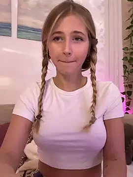 Snapshot of LunaRase chatting on December 15, 2024, 11:34 am LunaRase online show from December 15, 2024, 11:34 am