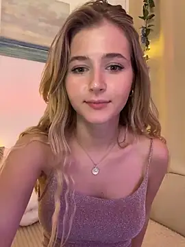 Snapshot of LunaRase chatting on December 19, 2024, 8:34 pm LunaRase online show from December 19, 2024, 8:34 pm