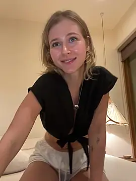 Snapshot of LunaRase chatting on January 22, 2025, 12:17 pm LunaRase online show from January 22, 2025, 12:17 pm