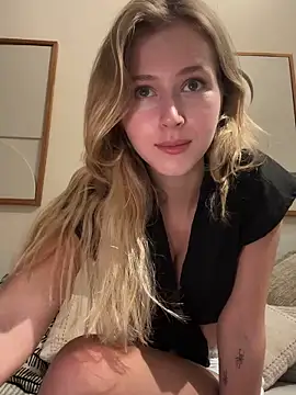 Snapshot of LunaRase chatting on February 9, 2025, 2:07 pm LunaRase online show from February 9, 2025, 2:07 pm