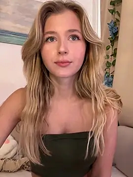 Snapshot of LunaRase chatting on February 18, 2025, 10:38 am LunaRase online show from February 18, 2025, 10:38 am