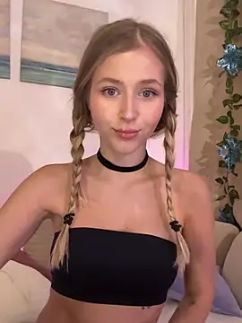 Snapshot of LunaRase chatting on February 20, 2025, 2:24 pm LunaRase online show from February 20, 2025, 2:24 pm