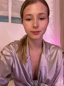 Snapshot of LunaRase chatting on February 22, 2025, 4:29 am LunaRase online show from February 22, 2025, 4:29 am