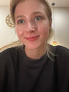 Snapshot of LunaRase chatting on March 3, 2025, 2:04 pm LunaRase online show from March 3, 2025, 2:04 pm