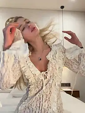 Snapshot of LunaRase chatting on March 8, 2025, 10:00 am LunaRase online show from March 8, 2025, 10:00 am