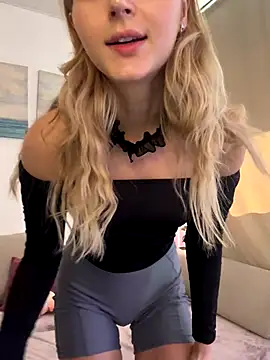 Snapshot of LunaRase chatting on October 2, 2025, 10:33 am LunaRase online show from October 2, 2025, 10:33 am