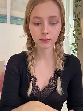 Snapshot of LunaRase chatting on October 8, 2025, 10:46 am LunaRase online show from October 8, 2025, 10:46 am