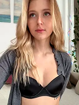 Snapshot of LunaRase chatting on October 9, 2025, 8:45 am LunaRase online show from October 9, 2025, 8:45 am