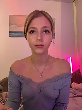 Snapshot of LunaRase chatting on November 21, 2025, 8:35 am LunaRase online show from November 21, 2025, 8:35 am