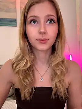 Snapshot of LunaRase chatting on November 29, 2025, 10:18 am LunaRase online show from November 29, 2025, 10:18 am