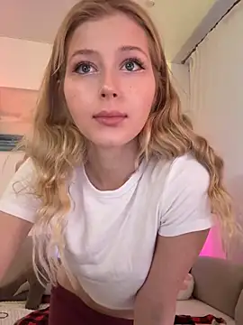 Snapshot of LunaRase chatting on December 16, 2025, 9:58 am LunaRase online show from December 16, 2025, 9:58 am