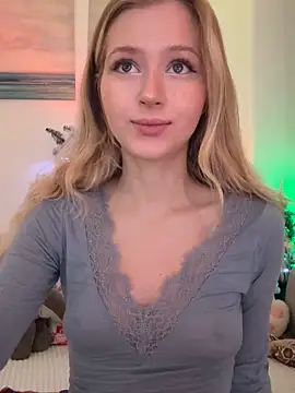 Snapshot of LunaRase chatting on December 20, 2025, 10:22 am LunaRase online show from December 20, 2025, 10:22 am