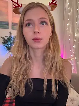 Snapshot of LunaRase chatting on December 22, 2025, 2:03 pm LunaRase online show from December 22, 2025, 2:03 pm