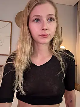 Snapshot of LunaRase chatting on January 11, 2026, 2:49 am LunaRase online show from January 11, 2026, 2:49 am