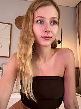 Snapshot of LunaRase chatting on January 13, 2026, 6:18 am LunaRase online show from January 13, 2026, 6:18 am