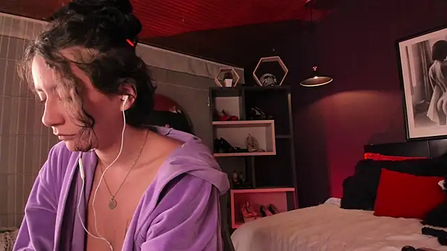 Snapshot of Moony_14 chatting on April 15, 2026, 12:17 am Moony 14 online show from April 15, 2026, 12:17 am