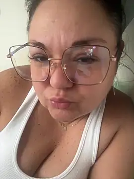 Snapshot of MikyVesela chatting on November 5, 2025, 8:14 am MikyVesela online show from November 5, 2025, 8:14 am