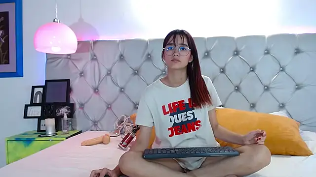 Snapshot of MelodyMansson chatting on January 6, 2025, 5:27 pm MelodyMansson online show from January 6, 2025, 5:27 pm