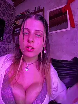 Snapshot of FlorBich chatting on May 19, 2026, 11:44 pm FlorBich online show from May 19, 2026, 11:44 pm