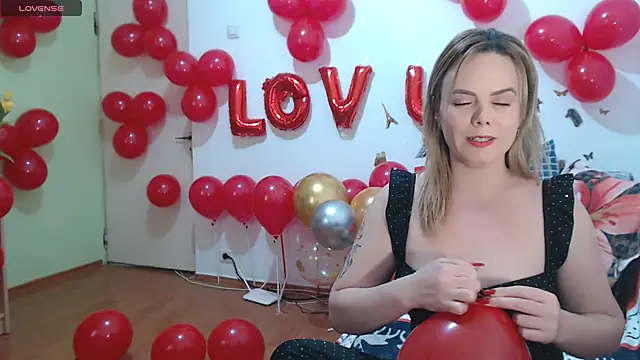 Snapshot of hotmilf4uxxx chatting on February 14, 2026, 11:51 am hotmilf4uxxx online show from February 14, 2026, 11:51 am