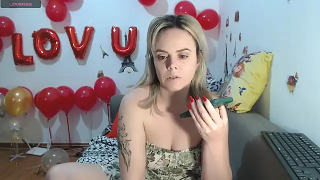 Snapshot of hotmilf4uxxx chatting on February 20, 2026, 11:22 am hotmilf4uxxx online show from February 20, 2026, 11:22 am