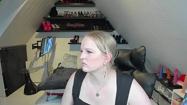 caro kitten online show from April 13, 2026, 7:36 am