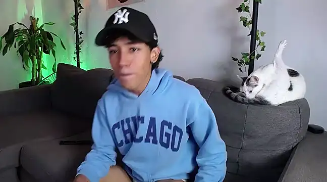 Ostin18hot online show from December 13, 2024, 1:37 am